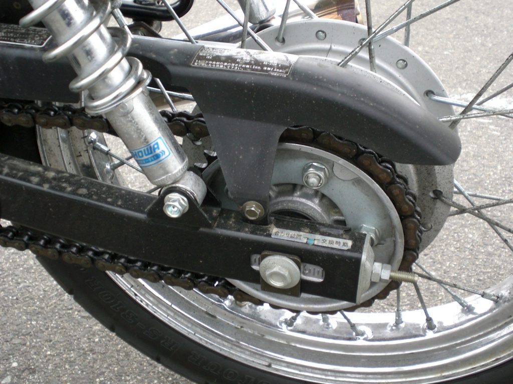 バイクのチェーン調整【走行距離が伸びないうちに張り具合をチェック】 | 男のバイクは空冷単気筒