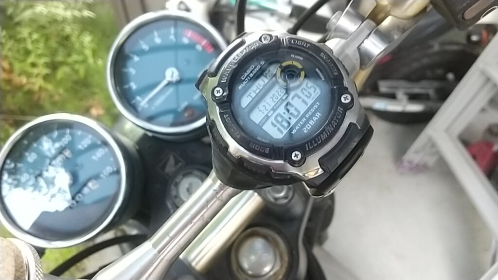 CB400SSのハンドルに時計