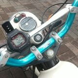 バイクのハンドルブレースに腕時計をピタリと装着させる方法