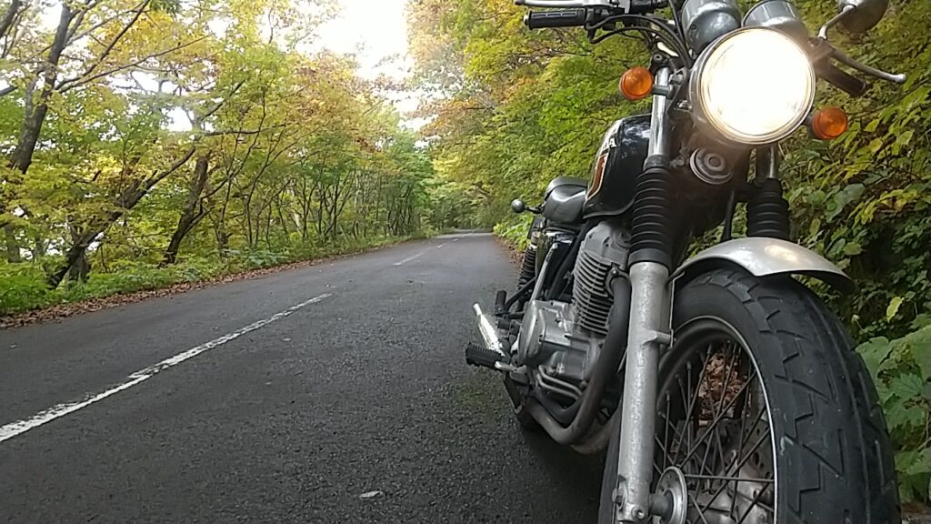 初秋の山とバイク