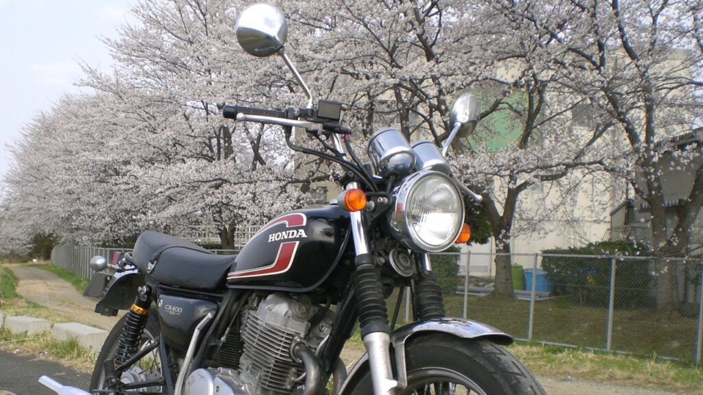 満開の桜とバイク