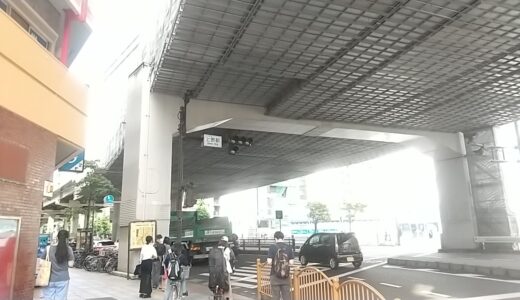 かつてバイク街と言われた上野の駅前を歩く