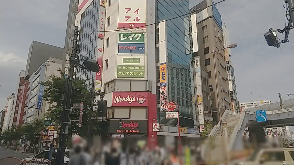 上野駅前の交差点に向かう信号