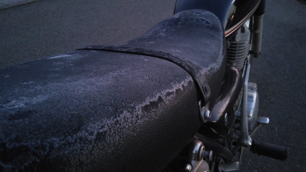 冬にバイクのシートに付いた霜