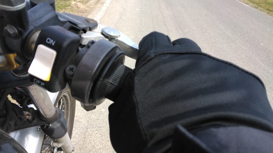 バイクのハンドルを握る手