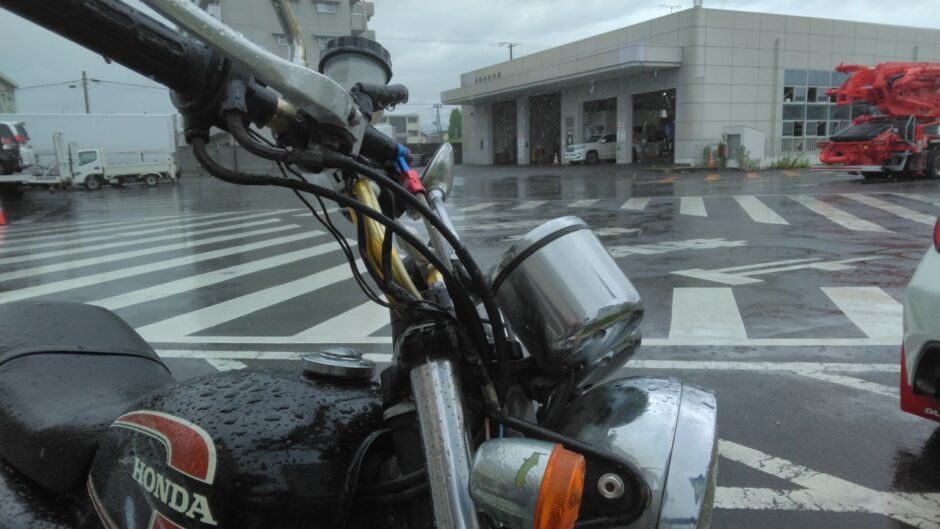 雨で濡れたバイク