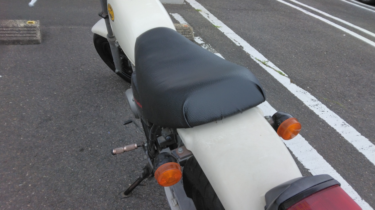 汎用の合皮をでシートを張り替えたエイプ50