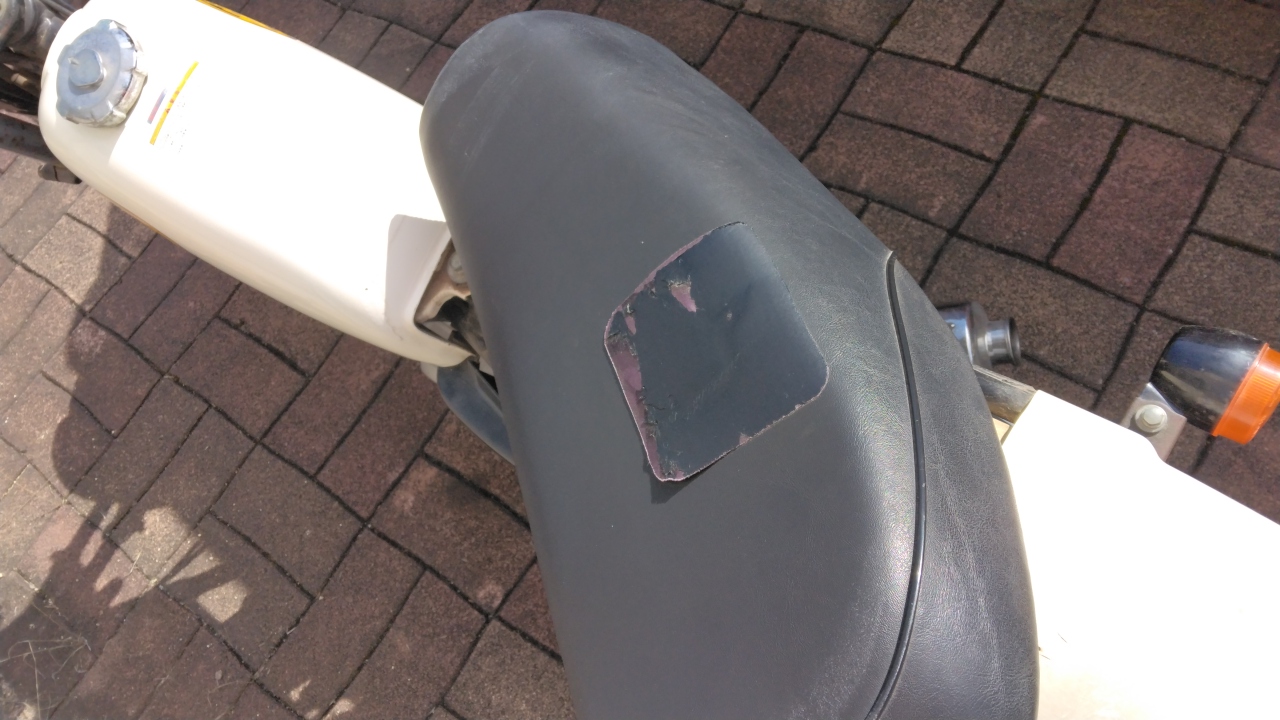 車体からシートを取り外し